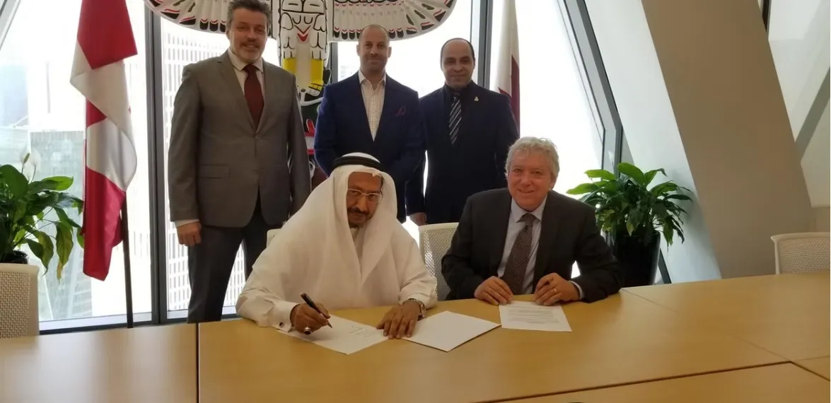Abdel Kabir Belbsir lors d'une signature officielle au Qatar